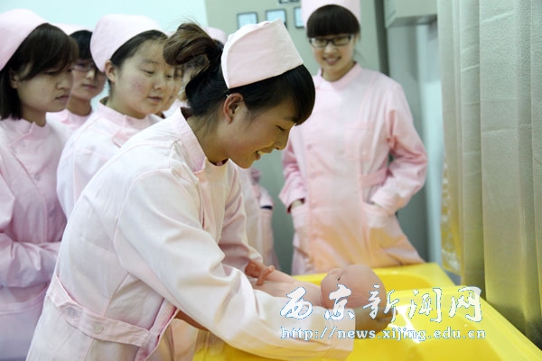 医护系护理专业学生上课实景