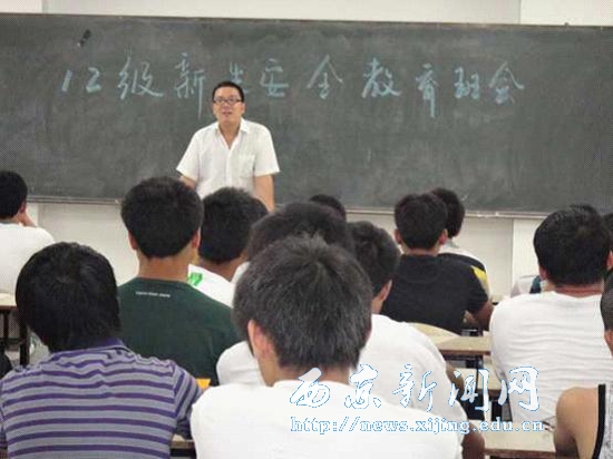 我校多举措抓好2012级新生入学教育