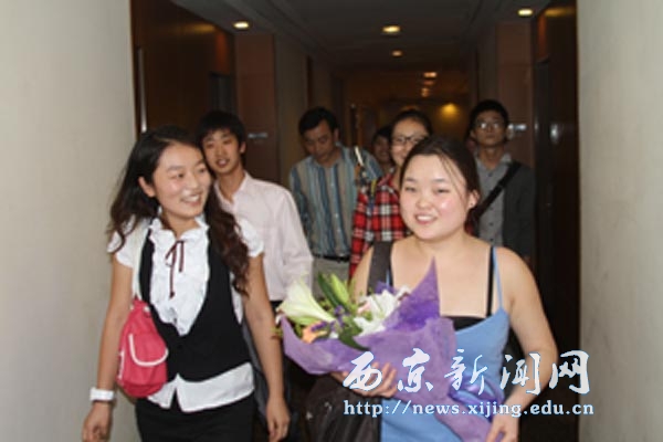 校长任万钧春节期间看望赴新实习学生