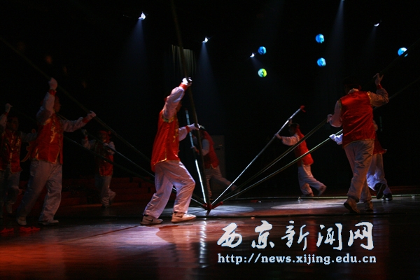我校“红色十月”教工竹竿舞比赛举行