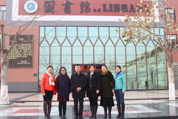 桂维民为我校图书馆捐赠图书