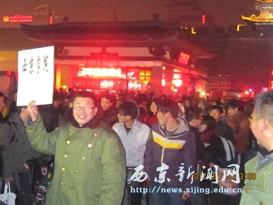 寒风瑟瑟西京学子返校 真情暖暖学院组织迎接