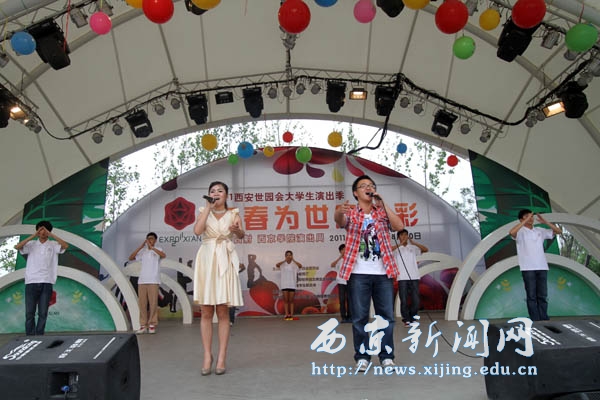 任芳陪同李豫琦慰问我校在世园会表演的学生