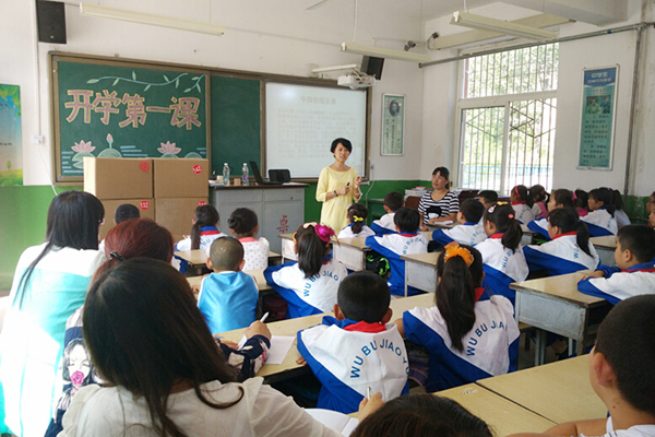 校长任芳赴贫困一线参加爱心助学活动