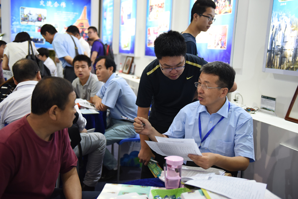 我省高等教育博览会暨招生咨询会举行