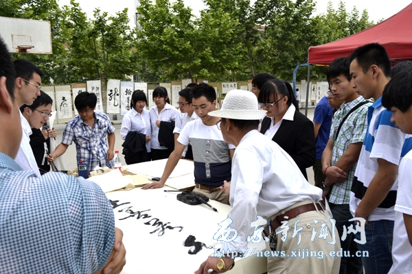 我校举办龙腾西京书画联谊展