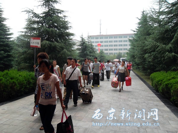 西京学院迎来2011级新生报到