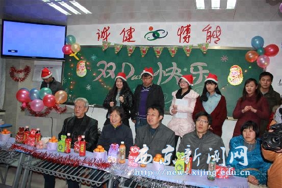 校领导走进班级与师生共庆元旦