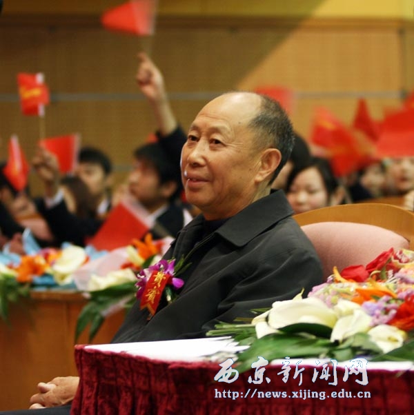 考生证件掉进水栅 校长电话协调相助