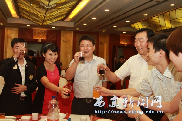 我院执行校长任芳出席“请农民工高考落榜子女吃顿饭”公益活动