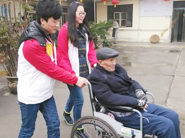 【工程技术系】志愿者走进敬老院