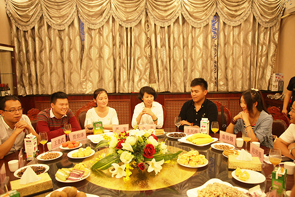 中国教育报：我和芳姐有个约会