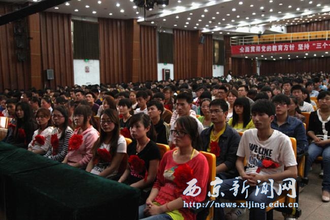 校领导和学生家长共为先进个人颁奖