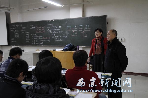 校领导深入各班课堂听课