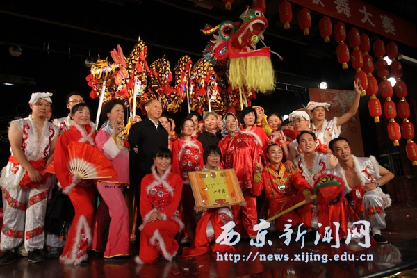 我校红色十月教职工秧歌舞比赛举行