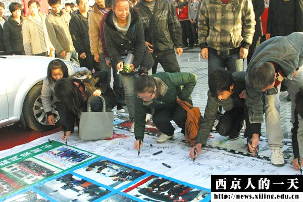 我校法制教育月暨珍爱生命遵守交通法规签名活动启动