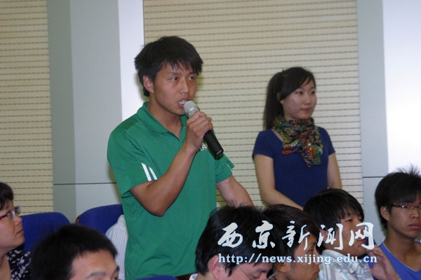 优秀大学生官兵巡回报告会举行
