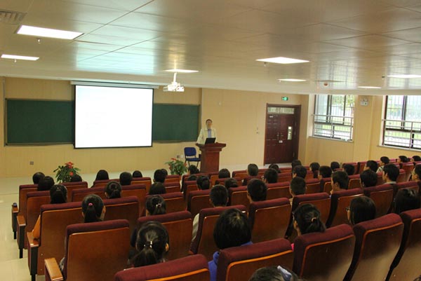 厦门大学曾五一教授来我校讲学