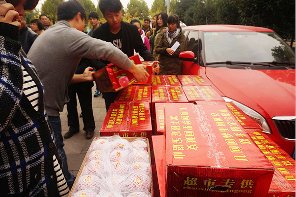 工会给教职工发放苹果