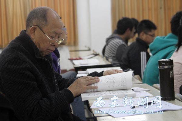 校领导深入各班课堂听课
