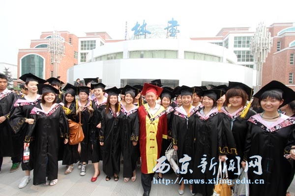 我校2010届毕业生学士学位授予仪式隆重举行