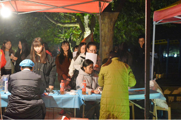 我校开展“无偿献血，血车进校园”爱心活动