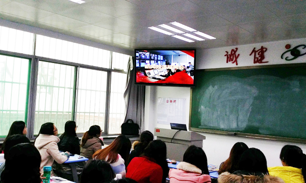 我校师生关注“两会”动态