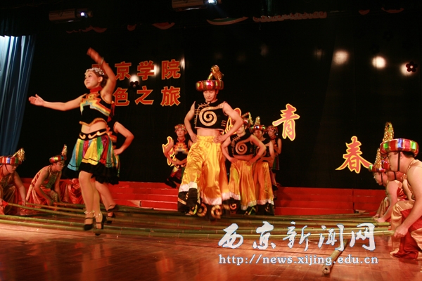 我校“红色十月”教工竹竿舞比赛举行