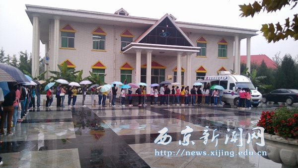 西安铁路移动售票车走进西京园