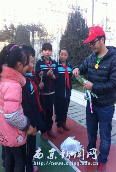 毕业生积极参加志愿者活动