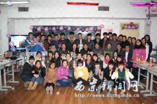 校领导走进班级与师生共庆元旦