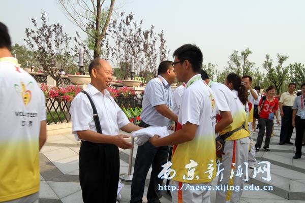 任万钧校长看望我校世园会志愿者