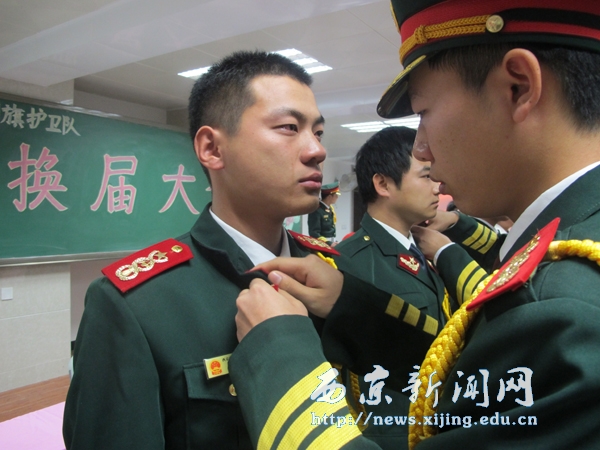 校国旗护卫队换届大会举行
