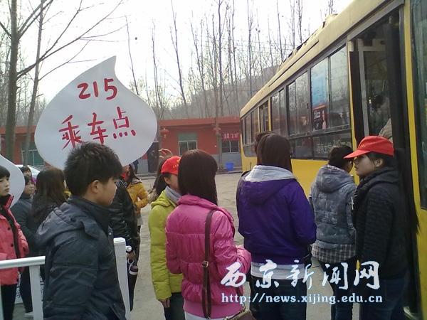 青年志愿者积极开展学雷锋活动