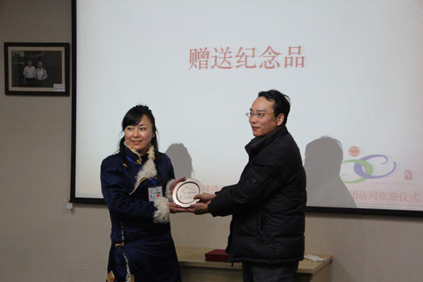 民族团结青年代表团来校交流