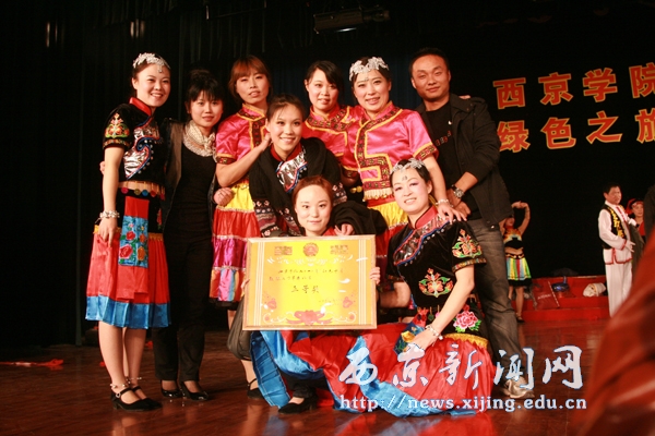 我校“红色十月”教工竹竿舞比赛举行
