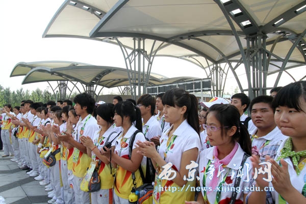 任万钧校长看望我校世园会志愿者