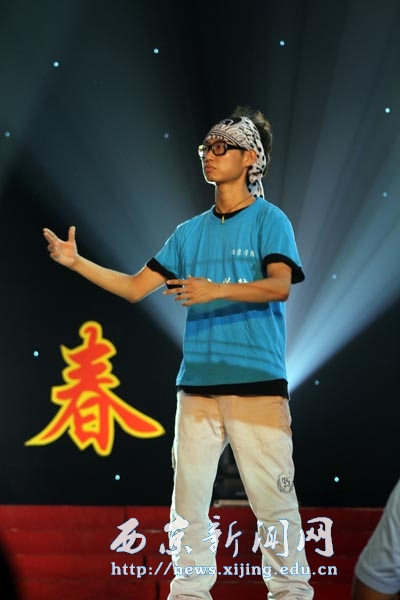 我校举行“绿色之旅•唱响青春”开学文艺晚会