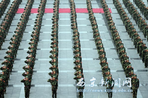 2010级新生军训汇报表演暨表彰大会举行