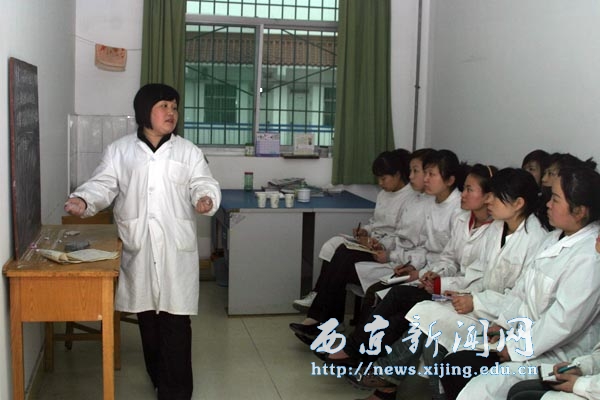 西京门诊部对护士进行护理知识培训