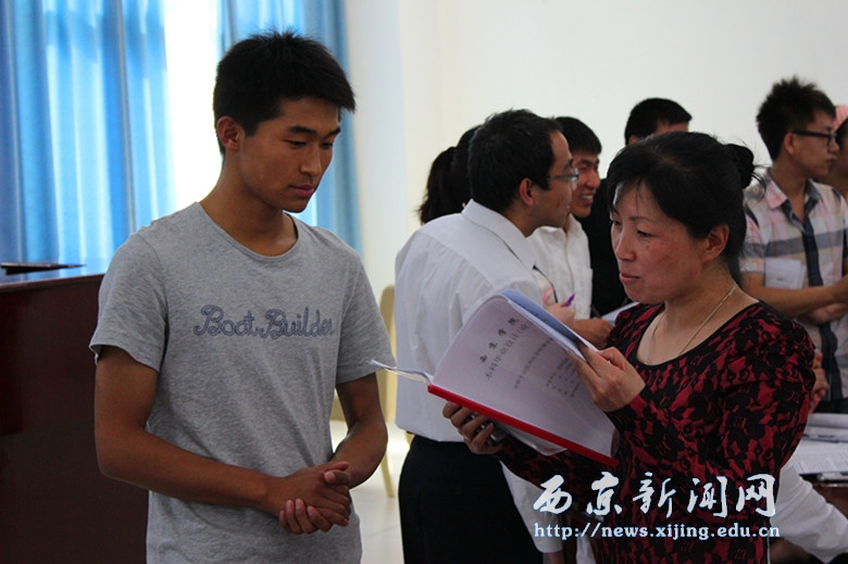 2012届毕业生论文答辩展开
