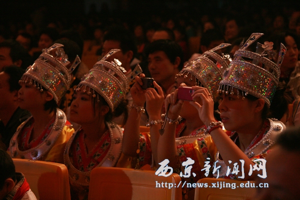 我校“红色十月”教工竹竿舞比赛举行