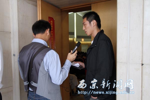 党员师生代表参加全省抗洪英模事迹报告会