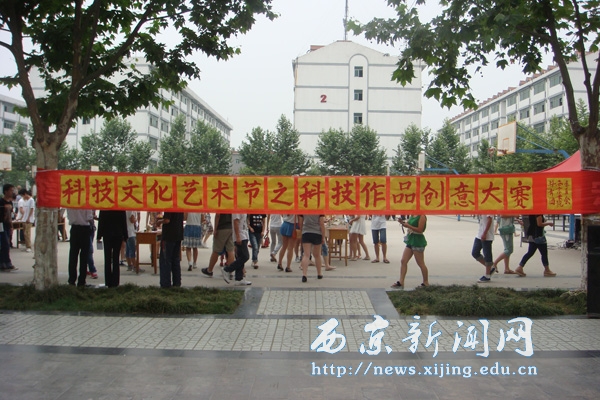 我校举办手工艺术作品展