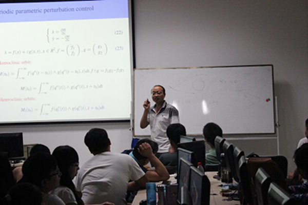 【应用理学系】王震为师生作学术报告