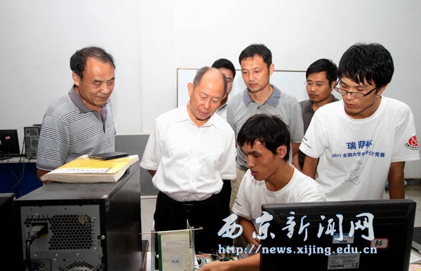 校长任万钧到2011年全国电子设计竞赛(西京学院赛区)视察