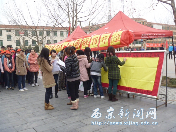 青年志愿者积极开展学雷锋活动