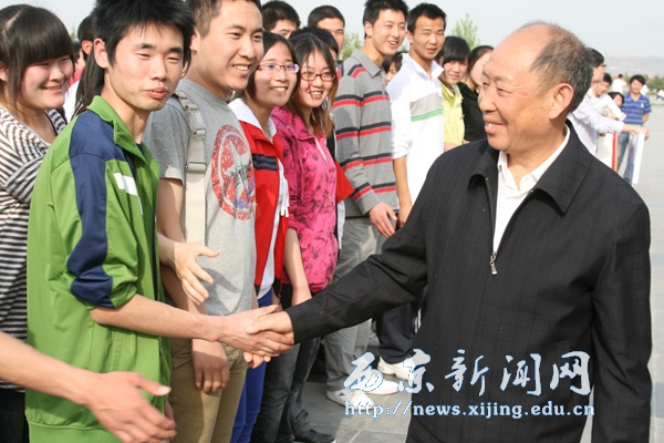 图书馆举办“西京溢书香”活动