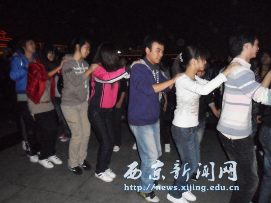 【经济系】团总支举办舞会