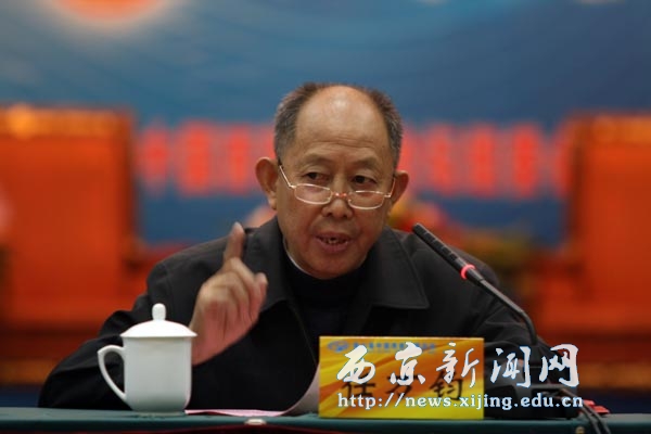 任万钧校长在中国西部信用高层论坛暨陕西省企业信用协会年会为获奖者颁奖并发表专题演说